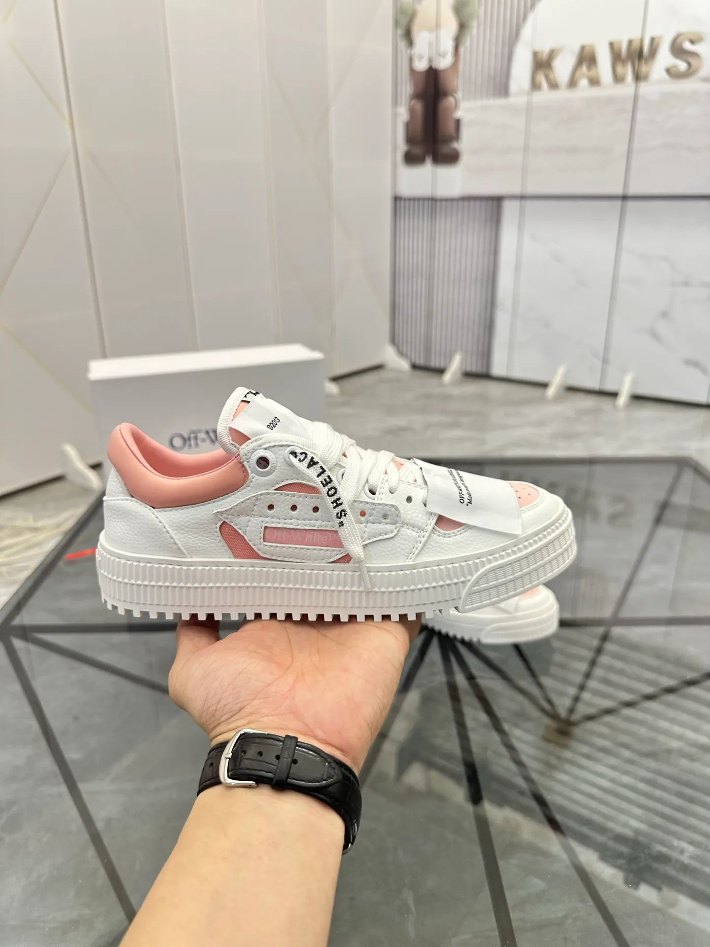 Selling men's shoes 💰: 💰P500¥ High-end top quality Product trademark: OFF WHITE *"OFF WHITE*" low-top casual shoes Regular size: 35-45 (can be customized to 46) Couple style Product materials: Upper imported first-layer cowhide stitched with original fabric, genuine leather lining, original outsole. No.: H203